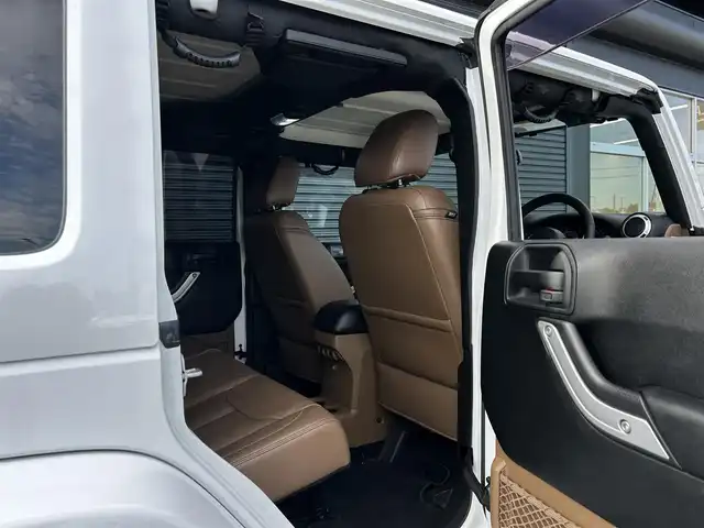 クライスラー・ジープ ジープ ラングラー アンリミテッド サハラ 茨城県 2018(平30)年 6.2万km 白 ワンオ-ナ- /茶革 /シートヒーター /ナビ /TV /B/Sカメラ /LED /ハードトップ背面タイヤカバー /シルバーフューエルキャップ /クルーズコントロール /BT/DVD/CD /ETC /ルーフラック /純正アルミ付きサマータイヤ有り /禁煙車