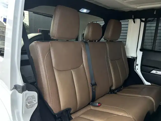 クライスラー・ジープ ジープ ラングラー アンリミテッド サハラ 茨城県 2018(平30)年 6.2万km 白 ワンオ-ナ- /茶革 /シートヒーター /ナビ /TV /B/Sカメラ /LED /ハードトップ背面タイヤカバー /シルバーフューエルキャップ /クルーズコントロール /BT/DVD/CD /ETC /ルーフラック /純正アルミ付きサマータイヤ有り /禁煙車