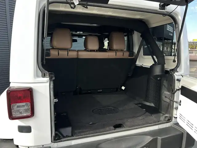 クライスラー・ジープ ジープ ラングラー アンリミテッド サハラ 茨城県 2018(平30)年 6.2万km 白 ワンオ-ナ- /茶革 /シートヒーター /ナビ /TV /B/Sカメラ /LED /ハードトップ背面タイヤカバー /シルバーフューエルキャップ /クルーズコントロール /BT/DVD/CD /ETC /ルーフラック /純正アルミ付きサマータイヤ有り /禁煙車