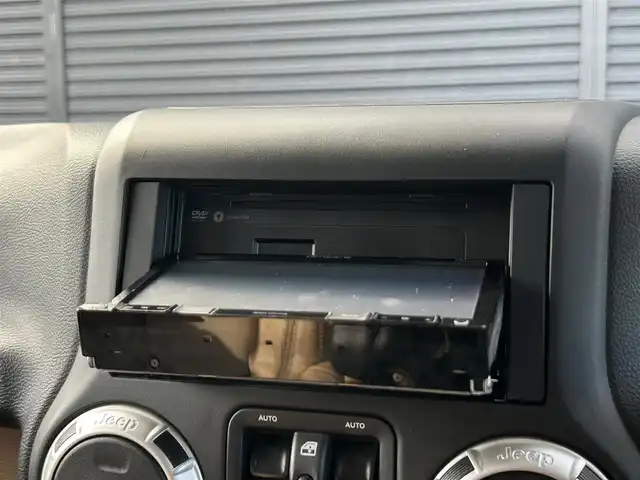 クライスラー・ジープ ジープ ラングラー アンリミテッド サハラ 茨城県 2018(平30)年 6.2万km 白 ワンオ-ナ- /茶革 /シートヒーター /ナビ /TV /B/Sカメラ /LED /ハードトップ背面タイヤカバー /シルバーフューエルキャップ /クルーズコントロール /BT/DVD/CD /ETC /ルーフラック /純正アルミ付きサマータイヤ有り /禁煙車