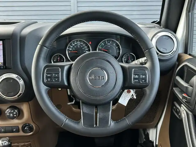 クライスラー・ジープ ジープ ラングラー アンリミテッド サハラ 茨城県 2018(平30)年 6.2万km 白 ワンオ-ナ- /茶革 /シートヒーター /ナビ /TV /B/Sカメラ /LED /ハードトップ背面タイヤカバー /シルバーフューエルキャップ /クルーズコントロール /BT/DVD/CD /ETC /ルーフラック /純正アルミ付きサマータイヤ有り /禁煙車