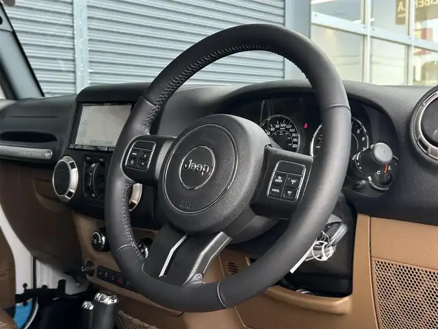 クライスラー・ジープ ジープ ラングラー アンリミテッド サハラ 茨城県 2018(平30)年 6.2万km 白 ワンオ-ナ- /茶革 /シートヒーター /ナビ /TV /B/Sカメラ /LED /ハードトップ背面タイヤカバー /シルバーフューエルキャップ /クルーズコントロール /BT/DVD/CD /ETC /ルーフラック /純正アルミ付きサマータイヤ有り /禁煙車