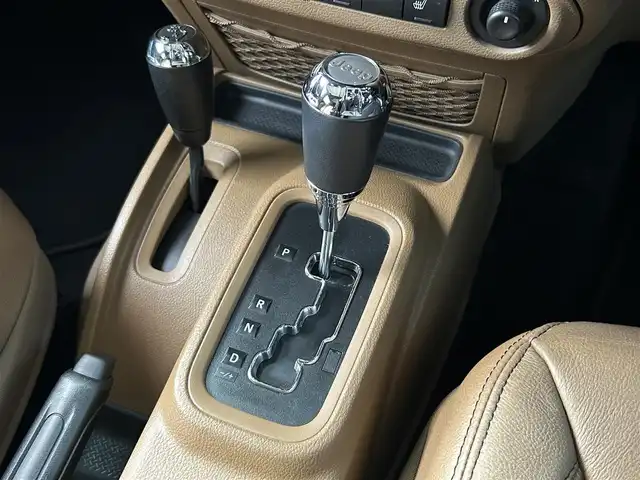 クライスラー・ジープ ジープ ラングラー アンリミテッド サハラ 茨城県 2018(平30)年 6.2万km 白 ワンオ-ナ- /茶革 /シートヒーター /ナビ /TV /B/Sカメラ /LED /ハードトップ背面タイヤカバー /シルバーフューエルキャップ /クルーズコントロール /BT/DVD/CD /ETC /ルーフラック /純正アルミ付きサマータイヤ有り /禁煙車