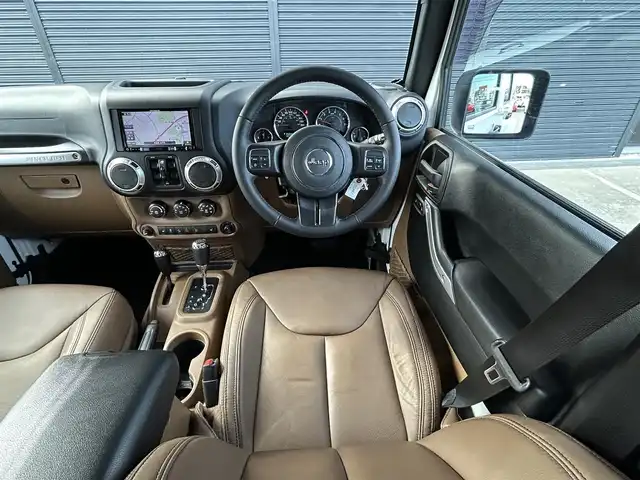 クライスラー・ジープ ジープ ラングラー アンリミテッド サハラ 茨城県 2018(平30)年 6.2万km 白 ワンオ-ナ- /茶革 /シートヒーター /ナビ /TV /B/Sカメラ /LED /ハードトップ背面タイヤカバー /シルバーフューエルキャップ /クルーズコントロール /BT/DVD/CD /ETC /ルーフラック /純正アルミ付きサマータイヤ有り /禁煙車