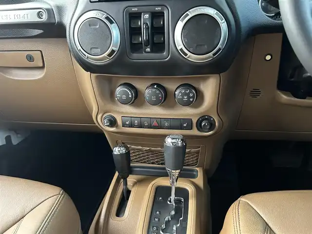 クライスラー・ジープ ジープ ラングラー アンリミテッド サハラ 茨城県 2018(平30)年 6.2万km 白 ワンオ-ナ- /茶革 /シートヒーター /ナビ /TV /B/Sカメラ /LED /ハードトップ背面タイヤカバー /シルバーフューエルキャップ /クルーズコントロール /BT/DVD/CD /ETC /ルーフラック /純正アルミ付きサマータイヤ有り /禁煙車