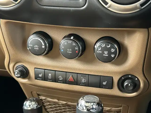 クライスラー・ジープ ジープ ラングラー アンリミテッド サハラ 茨城県 2018(平30)年 6.2万km 白 ワンオ-ナ- /茶革 /シートヒーター /ナビ /TV /B/Sカメラ /LED /ハードトップ背面タイヤカバー /シルバーフューエルキャップ /クルーズコントロール /BT/DVD/CD /ETC /ルーフラック /純正アルミ付きサマータイヤ有り /禁煙車