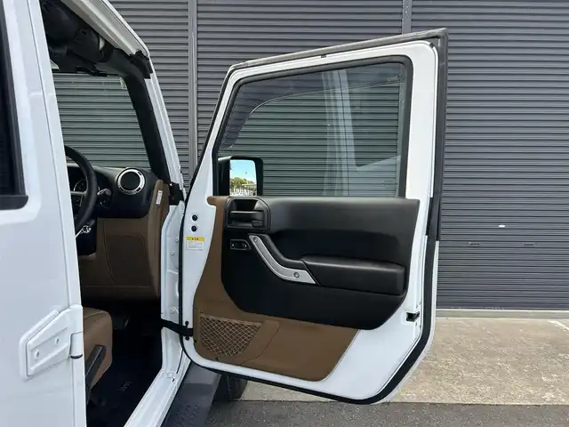 クライスラー・ジープ ジープ ラングラー アンリミテッド サハラ 茨城県 2018(平30)年 6.2万km 白 ワンオ-ナ- /茶革 /シートヒーター /ナビ /TV /B/Sカメラ /LED /ハードトップ背面タイヤカバー /シルバーフューエルキャップ /クルーズコントロール /BT/DVD/CD /ETC /ルーフラック /純正アルミ付きサマータイヤ有り /禁煙車