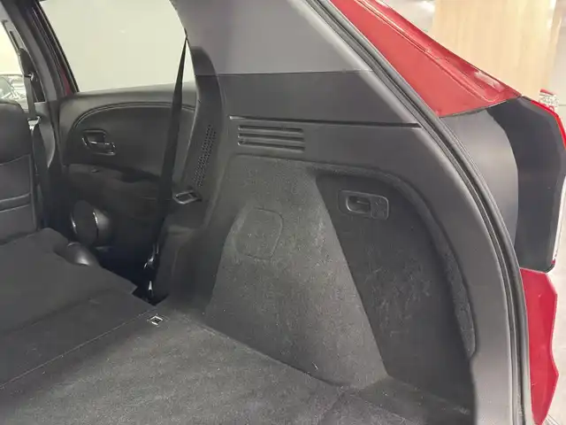 ホンダ ヴェゼル ハイブリッド RS ホンダセンシング 三重県 2017(平29)年 4.3万km プレミアムクリスタルレッドM ハイブリッド/FF/MTモード付フロア7DCT i-DCD/純正 8インチナビ VXM-175VFEi/（CD/DVD/FM/AM/TV/Music Rack/iPod/SD/USB/Bluetooth/VTR/AUX/HDMI/AppleCarPlay）/バックカメラ/ドライブレコーダー 前方/ビルトイン ETC/Honda SENSING/・衝突軽減ブレーキ［CMBS］/・車線維持支援システム［LKAS］/・アダプティブクルーズコントロール［ACC］/・路外逸脱抑制機能/・標識認識機能/・リアクティブフォースペダル［RFP］/装備/・ハーフレザーシート/・シートヒーター（D/N）/・左右独立オートエアコン/・パドルシフト/・電子パーキングブレーキ＋オートブレーキホールド/・自動防眩ルームミラー/・熱線入りフロントワイパー/・ステアリングスイッチ/・後席チップアップ機能/・純正18inAW/・プッシュスタート/・スマートキーx2/・保/取/ナビ取/など