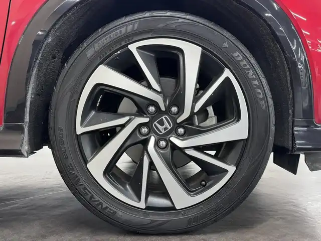 ホンダ ヴェゼル ハイブリッド RS ホンダセンシング 三重県 2017(平29)年 4.3万km プレミアムクリスタルレッドM ハイブリッド/FF/MTモード付フロア7DCT i-DCD/純正 8インチナビ VXM-175VFEi/（CD/DVD/FM/AM/TV/Music Rack/iPod/SD/USB/Bluetooth/VTR/AUX/HDMI/AppleCarPlay）/バックカメラ/ドライブレコーダー 前方/ビルトイン ETC/Honda SENSING/・衝突軽減ブレーキ［CMBS］/・車線維持支援システム［LKAS］/・アダプティブクルーズコントロール［ACC］/・路外逸脱抑制機能/・標識認識機能/・リアクティブフォースペダル［RFP］/装備/・ハーフレザーシート/・シートヒーター（D/N）/・左右独立オートエアコン/・パドルシフト/・電子パーキングブレーキ＋オートブレーキホールド/・自動防眩ルームミラー/・熱線入りフロントワイパー/・ステアリングスイッチ/・後席チップアップ機能/・純正18inAW/・プッシュスタート/・スマートキーx2/・保/取/ナビ取/など