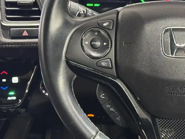 ホンダ ヴェゼル ハイブリッド RS ホンダセンシング 三重県 2017(平29)年 4.3万km プレミアムクリスタルレッドM ハイブリッド/FF/MTモード付フロア7DCT i-DCD/純正 8インチナビ VXM-175VFEi/（CD/DVD/FM/AM/TV/Music Rack/iPod/SD/USB/Bluetooth/VTR/AUX/HDMI/AppleCarPlay）/バックカメラ/ドライブレコーダー 前方/ビルトイン ETC/Honda SENSING/・衝突軽減ブレーキ［CMBS］/・車線維持支援システム［LKAS］/・アダプティブクルーズコントロール［ACC］/・路外逸脱抑制機能/・標識認識機能/・リアクティブフォースペダル［RFP］/装備/・ハーフレザーシート/・シートヒーター（D/N）/・左右独立オートエアコン/・パドルシフト/・電子パーキングブレーキ＋オートブレーキホールド/・自動防眩ルームミラー/・熱線入りフロントワイパー/・ステアリングスイッチ/・後席チップアップ機能/・純正18inAW/・プッシュスタート/・スマートキーx2/・保/取/ナビ取/など