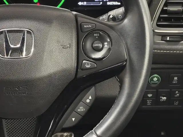 ホンダ ヴェゼル ハイブリッド RS ホンダセンシング 三重県 2017(平29)年 4.3万km プレミアムクリスタルレッドM ハイブリッド/FF/MTモード付フロア7DCT i-DCD/純正 8インチナビ VXM-175VFEi/（CD/DVD/FM/AM/TV/Music Rack/iPod/SD/USB/Bluetooth/VTR/AUX/HDMI/AppleCarPlay）/バックカメラ/ドライブレコーダー 前方/ビルトイン ETC/Honda SENSING/・衝突軽減ブレーキ［CMBS］/・車線維持支援システム［LKAS］/・アダプティブクルーズコントロール［ACC］/・路外逸脱抑制機能/・標識認識機能/・リアクティブフォースペダル［RFP］/装備/・ハーフレザーシート/・シートヒーター（D/N）/・左右独立オートエアコン/・パドルシフト/・電子パーキングブレーキ＋オートブレーキホールド/・自動防眩ルームミラー/・熱線入りフロントワイパー/・ステアリングスイッチ/・後席チップアップ機能/・純正18inAW/・プッシュスタート/・スマートキーx2/・保/取/ナビ取/など