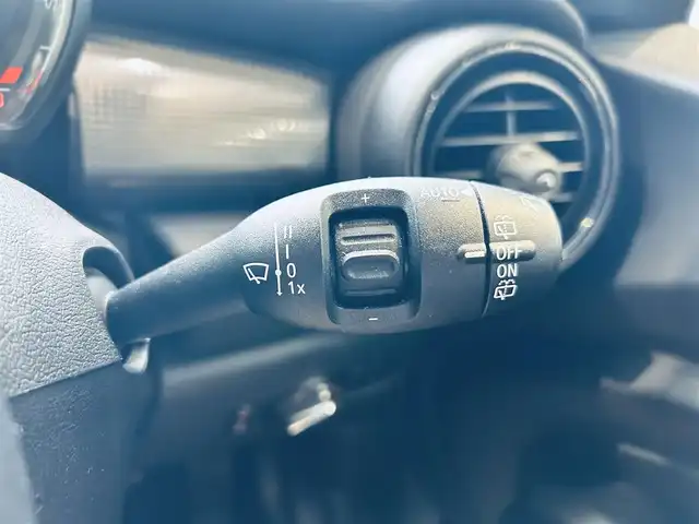 ＭＩＮＩ ミニ クーパー D 大阪府 2020(令2)年 2.2万km シルバー ペッパーP/インテリジェントセーフティ/純正ナビ/バックカメラ/純正15インチAW/LEDヘッドライト/クリアランスソナー/ETC/スマートキー/シートヒーター/パーキングアシスト