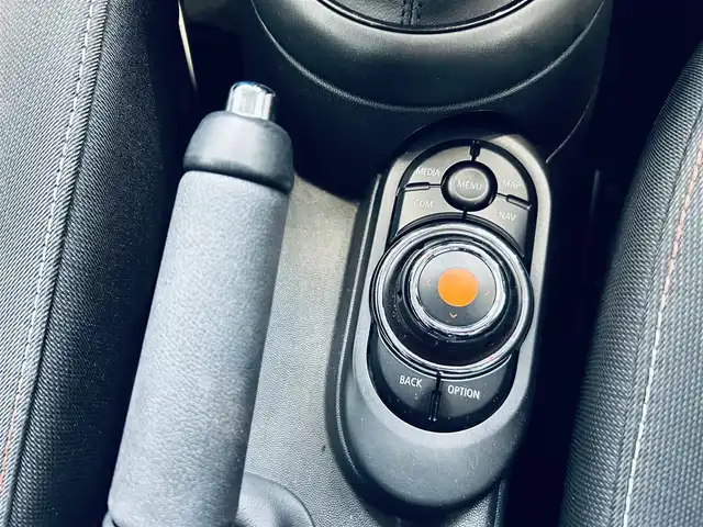 ＭＩＮＩ ミニ クーパー D 大阪府 2020(令2)年 2.2万km シルバー ペッパーP/インテリジェントセーフティ/純正ナビ/バックカメラ/純正15インチAW/LEDヘッドライト/クリアランスソナー/ETC/スマートキー/シートヒーター/パーキングアシスト