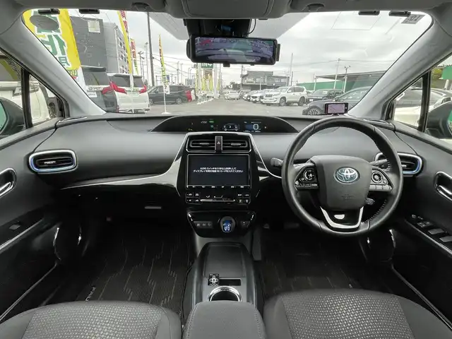トヨタ プリウス S 千葉県 2020(令2)年 3.9万km アティチュードブラックマイカ TRDエアロ(F/S/R)/RAYS18インチアルミホイール/純正9インチSDナビ【NSZT-Y68T】/・CD/DVD/MSV/Bluetooth/フルセグ/バックカメラ/トヨタセーフティーセンス/・プリクラッシュセーフティー/・レーンキープアシスト/・パーキングサポートブレーキ/・レーダークルーズコントロール/・オートマチックハイビーム/社外デジタルインナーミラー型ドラレコ/スマートキー/前後コーナーセンサー/純正LEDヘッドライト/フォグランプ/ビルトインETC2.0/本革巻きステアリング/サイド＆カーテンエアバッグ/新車時保証書＆取扱説明書