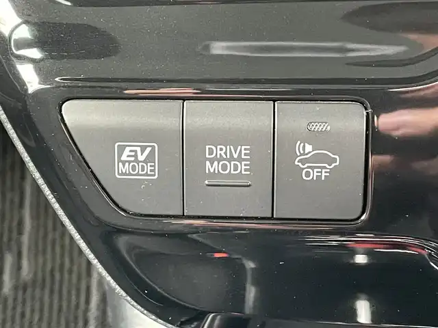 トヨタ プリウス S 千葉県 2020(令2)年 3.9万km アティチュードブラックマイカ TRDエアロ(F/S/R)/RAYS18インチアルミホイール/純正9インチSDナビ【NSZT-Y68T】/・CD/DVD/MSV/Bluetooth/フルセグ/バックカメラ/トヨタセーフティーセンス/・プリクラッシュセーフティー/・レーンキープアシスト/・パーキングサポートブレーキ/・レーダークルーズコントロール/・オートマチックハイビーム/社外デジタルインナーミラー型ドラレコ/スマートキー/前後コーナーセンサー/純正LEDヘッドライト/フォグランプ/ビルトインETC2.0/本革巻きステアリング/サイド＆カーテンエアバッグ/新車時保証書＆取扱説明書