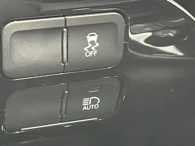 トヨタ プリウス S 千葉県 2020(令2)年 3.9万km アティチュードブラックマイカ TRDエアロ(F/S/R)/RAYS18インチアルミホイール/純正9インチSDナビ【NSZT-Y68T】/・CD/DVD/MSV/Bluetooth/フルセグ/バックカメラ/トヨタセーフティーセンス/・プリクラッシュセーフティー/・レーンキープアシスト/・パーキングサポートブレーキ/・レーダークルーズコントロール/・オートマチックハイビーム/社外デジタルインナーミラー型ドラレコ/スマートキー/前後コーナーセンサー/純正LEDヘッドライト/フォグランプ/ビルトインETC2.0/本革巻きステアリング/サイド＆カーテンエアバッグ/新車時保証書＆取扱説明書