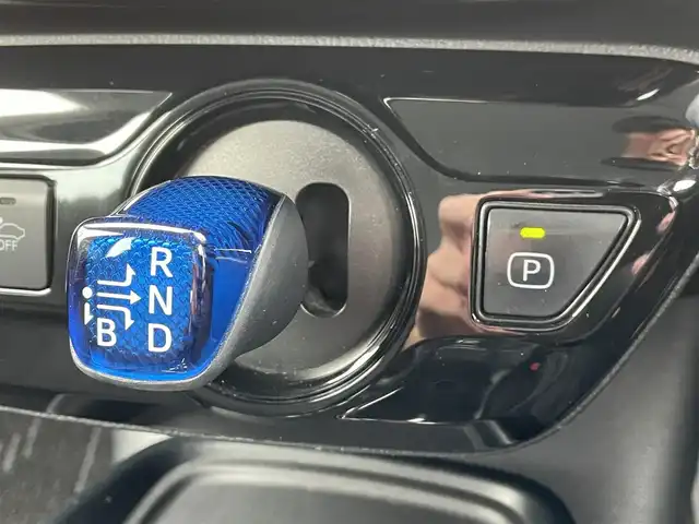 トヨタ プリウス S 千葉県 2020(令2)年 3.9万km アティチュードブラックマイカ TRDエアロ(F/S/R)/RAYS18インチアルミホイール/純正9インチSDナビ【NSZT-Y68T】/・CD/DVD/MSV/Bluetooth/フルセグ/バックカメラ/トヨタセーフティーセンス/・プリクラッシュセーフティー/・レーンキープアシスト/・パーキングサポートブレーキ/・レーダークルーズコントロール/・オートマチックハイビーム/社外デジタルインナーミラー型ドラレコ/スマートキー/前後コーナーセンサー/純正LEDヘッドライト/フォグランプ/ビルトインETC2.0/本革巻きステアリング/サイド＆カーテンエアバッグ/新車時保証書＆取扱説明書