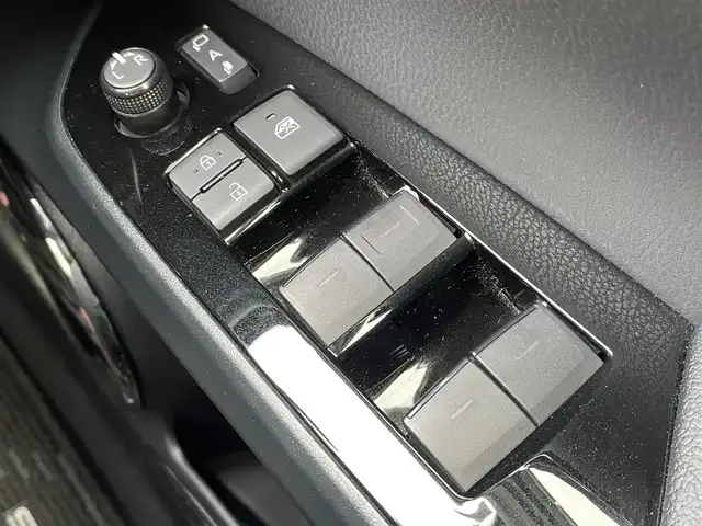 トヨタ プリウス S 千葉県 2020(令2)年 3.9万km アティチュードブラックマイカ TRDエアロ(F/S/R)/RAYS18インチアルミホイール/純正9インチSDナビ【NSZT-Y68T】/・CD/DVD/MSV/Bluetooth/フルセグ/バックカメラ/トヨタセーフティーセンス/・プリクラッシュセーフティー/・レーンキープアシスト/・パーキングサポートブレーキ/・レーダークルーズコントロール/・オートマチックハイビーム/社外デジタルインナーミラー型ドラレコ/スマートキー/前後コーナーセンサー/純正LEDヘッドライト/フォグランプ/ビルトインETC2.0/本革巻きステアリング/サイド＆カーテンエアバッグ/新車時保証書＆取扱説明書