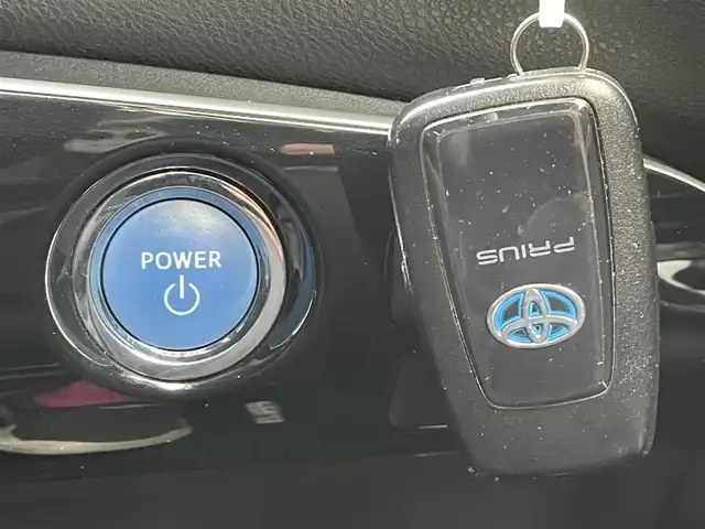 トヨタ プリウス S 千葉県 2020(令2)年 3.9万km アティチュードブラックマイカ TRDエアロ(F/S/R)/RAYS18インチアルミホイール/純正9インチSDナビ【NSZT-Y68T】/・CD/DVD/MSV/Bluetooth/フルセグ/バックカメラ/トヨタセーフティーセンス/・プリクラッシュセーフティー/・レーンキープアシスト/・パーキングサポートブレーキ/・レーダークルーズコントロール/・オートマチックハイビーム/社外デジタルインナーミラー型ドラレコ/スマートキー/前後コーナーセンサー/純正LEDヘッドライト/フォグランプ/ビルトインETC2.0/本革巻きステアリング/サイド＆カーテンエアバッグ/新車時保証書＆取扱説明書