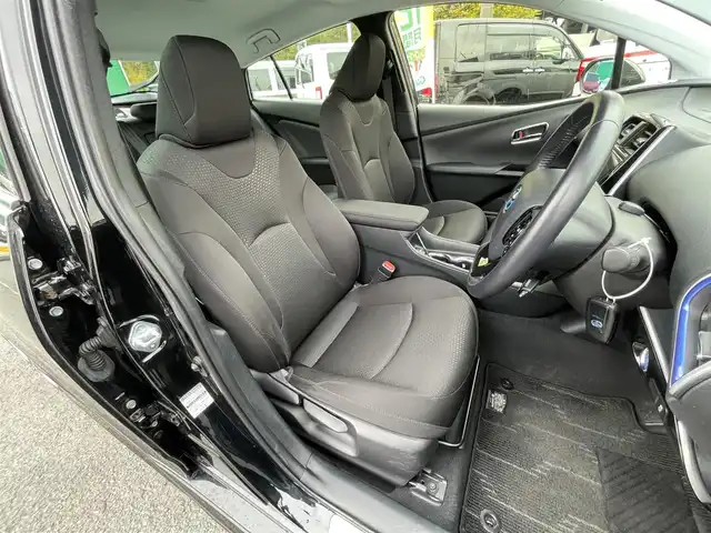 トヨタ プリウス S 千葉県 2020(令2)年 3.9万km アティチュードブラックマイカ TRDエアロ(F/S/R)/RAYS18インチアルミホイール/純正9インチSDナビ【NSZT-Y68T】/・CD/DVD/MSV/Bluetooth/フルセグ/バックカメラ/トヨタセーフティーセンス/・プリクラッシュセーフティー/・レーンキープアシスト/・パーキングサポートブレーキ/・レーダークルーズコントロール/・オートマチックハイビーム/社外デジタルインナーミラー型ドラレコ/スマートキー/前後コーナーセンサー/純正LEDヘッドライト/フォグランプ/ビルトインETC2.0/本革巻きステアリング/サイド＆カーテンエアバッグ/新車時保証書＆取扱説明書