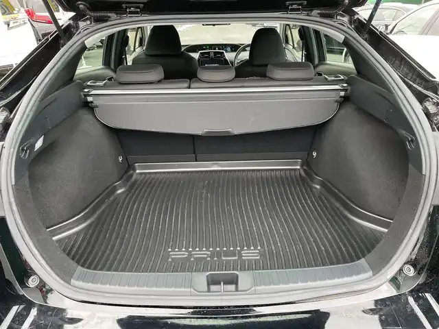 トヨタ プリウス S 千葉県 2020(令2)年 3.9万km アティチュードブラックマイカ TRDエアロ(F/S/R)/RAYS18インチアルミホイール/純正9インチSDナビ【NSZT-Y68T】/・CD/DVD/MSV/Bluetooth/フルセグ/バックカメラ/トヨタセーフティーセンス/・プリクラッシュセーフティー/・レーンキープアシスト/・パーキングサポートブレーキ/・レーダークルーズコントロール/・オートマチックハイビーム/社外デジタルインナーミラー型ドラレコ/スマートキー/前後コーナーセンサー/純正LEDヘッドライト/フォグランプ/ビルトインETC2.0/本革巻きステアリング/サイド＆カーテンエアバッグ/新車時保証書＆取扱説明書