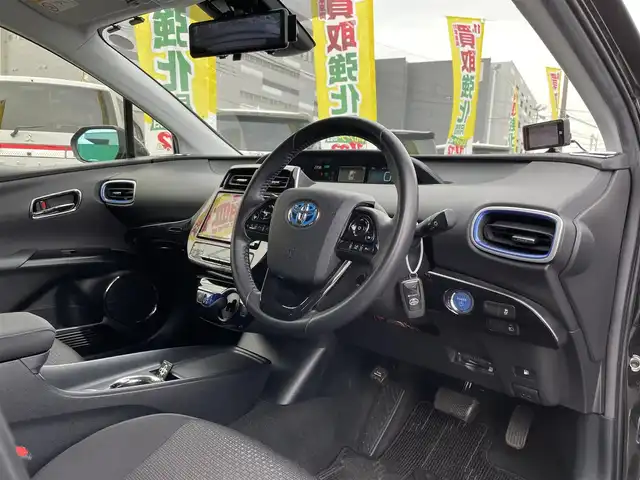 トヨタ プリウス S 千葉県 2020(令2)年 3.9万km アティチュードブラックマイカ TRDエアロ(F/S/R)/RAYS18インチアルミホイール/純正9インチSDナビ【NSZT-Y68T】/・CD/DVD/MSV/Bluetooth/フルセグ/バックカメラ/トヨタセーフティーセンス/・プリクラッシュセーフティー/・レーンキープアシスト/・パーキングサポートブレーキ/・レーダークルーズコントロール/・オートマチックハイビーム/社外デジタルインナーミラー型ドラレコ/スマートキー/前後コーナーセンサー/純正LEDヘッドライト/フォグランプ/ビルトインETC2.0/本革巻きステアリング/サイド＆カーテンエアバッグ/新車時保証書＆取扱説明書
