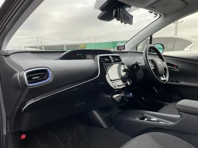 トヨタ プリウス S 千葉県 2020(令2)年 3.9万km アティチュードブラックマイカ TRDエアロ(F/S/R)/RAYS18インチアルミホイール/純正9インチSDナビ【NSZT-Y68T】/・CD/DVD/MSV/Bluetooth/フルセグ/バックカメラ/トヨタセーフティーセンス/・プリクラッシュセーフティー/・レーンキープアシスト/・パーキングサポートブレーキ/・レーダークルーズコントロール/・オートマチックハイビーム/社外デジタルインナーミラー型ドラレコ/スマートキー/前後コーナーセンサー/純正LEDヘッドライト/フォグランプ/ビルトインETC2.0/本革巻きステアリング/サイド＆カーテンエアバッグ/新車時保証書＆取扱説明書