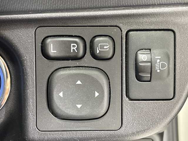 トヨタ アクア S 神奈川県 2015(平27)年 3万km スーパーホワイトⅡ 純正SDナビゲーション【NSCP-W64】/AM FM Bluetooth　AUX/ワンセグ/バックカメラ/ドライブレコーダー/純正フロアマット/ステアリングスイッチ/デジタルインナーミラー/プッシュスタート/スマートキー/保証書/オートライト/ドアバイザー/電動格納ミラー/ウィンカーミラー/ABS/横滑り防止装置/盗難防止装置/eco mode/EVmode