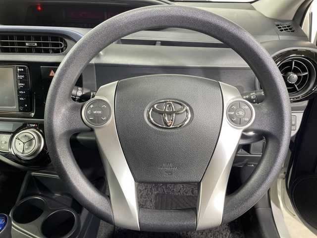 トヨタ アクア S 神奈川県 2015(平27)年 3万km スーパーホワイトⅡ 純正SDナビゲーション【NSCP-W64】/AM FM Bluetooth　AUX/ワンセグ/バックカメラ/ドライブレコーダー/純正フロアマット/ステアリングスイッチ/デジタルインナーミラー/プッシュスタート/スマートキー/保証書/オートライト/ドアバイザー/電動格納ミラー/ウィンカーミラー/ABS/横滑り防止装置/盗難防止装置/eco mode/EVmode