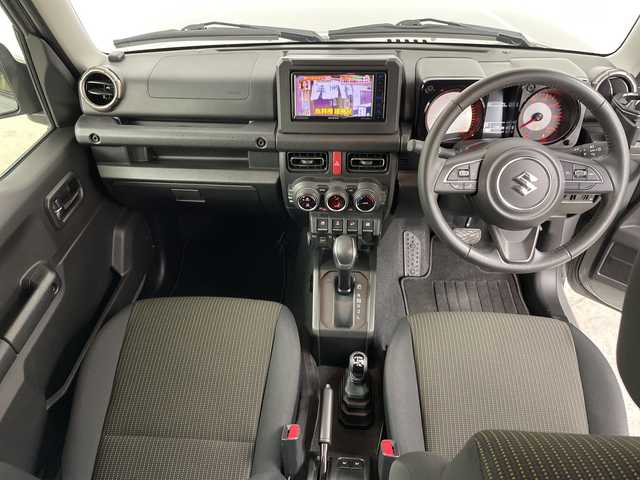 スズキ ジムニー XC 道央・札幌 2022(令4)年 1.7万km ミディアムグレー ・４ＷＤ　/スズキ セーフティ サポート/・デュアルセンサーブレーキサポート/・社外ナビ/・フルセグTV/BT/DVD/・バックカメラ　/・クルーズコントロール　/・シートヒーター　/・ＥＴＣ　/・ダウンヒルアシストコントロール　/・横滑り防止装置　/・レーンキープアシスト　/・オートライト　/・ＬＥＤヘッドライト　/・プッシュスタート/・社外AW付スタッドレスタイヤ積込