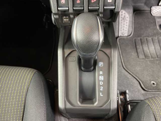 スズキ ジムニー XC 道央・札幌 2022(令4)年 1.7万km ミディアムグレー ・４ＷＤ　/スズキ セーフティ サポート/・デュアルセンサーブレーキサポート/・社外ナビ/・フルセグTV/BT/DVD/・バックカメラ　/・クルーズコントロール　/・シートヒーター　/・ＥＴＣ　/・ダウンヒルアシストコントロール　/・横滑り防止装置　/・レーンキープアシスト　/・オートライト　/・ＬＥＤヘッドライト　/・プッシュスタート/・社外AW付スタッドレスタイヤ積込