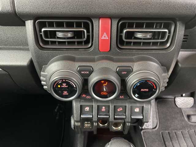 スズキ ジムニー XC 道央・札幌 2022(令4)年 1.7万km ミディアムグレー ・４ＷＤ　/スズキ セーフティ サポート/・デュアルセンサーブレーキサポート/・社外ナビ/・フルセグTV/BT/DVD/・バックカメラ　/・クルーズコントロール　/・シートヒーター　/・ＥＴＣ　/・ダウンヒルアシストコントロール　/・横滑り防止装置　/・レーンキープアシスト　/・オートライト　/・ＬＥＤヘッドライト　/・プッシュスタート/・社外AW付スタッドレスタイヤ積込