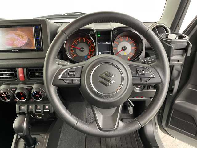 スズキ ジムニー XC 道央・札幌 2022(令4)年 1.7万km ミディアムグレー ・４ＷＤ　/スズキ セーフティ サポート/・デュアルセンサーブレーキサポート/・社外ナビ/・フルセグTV/BT/DVD/・バックカメラ　/・クルーズコントロール　/・シートヒーター　/・ＥＴＣ　/・ダウンヒルアシストコントロール　/・横滑り防止装置　/・レーンキープアシスト　/・オートライト　/・ＬＥＤヘッドライト　/・プッシュスタート/・社外AW付スタッドレスタイヤ積込