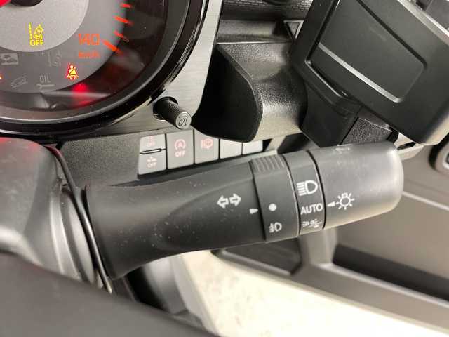 スズキ ジムニー XC 道央・札幌 2022(令4)年 1.7万km ミディアムグレー ・４ＷＤ　/スズキ セーフティ サポート/・デュアルセンサーブレーキサポート/・社外ナビ/・フルセグTV/BT/DVD/・バックカメラ　/・クルーズコントロール　/・シートヒーター　/・ＥＴＣ　/・ダウンヒルアシストコントロール　/・横滑り防止装置　/・レーンキープアシスト　/・オートライト　/・ＬＥＤヘッドライト　/・プッシュスタート/・社外AW付スタッドレスタイヤ積込