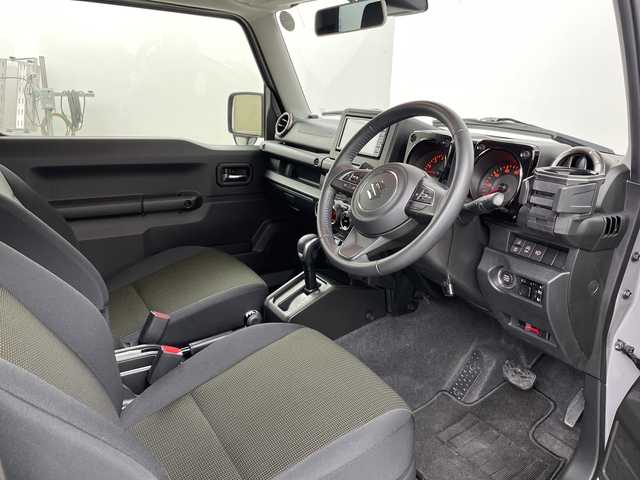 スズキ ジムニー XC 道央・札幌 2022(令4)年 1.7万km ミディアムグレー ・４ＷＤ　/スズキ セーフティ サポート/・デュアルセンサーブレーキサポート/・社外ナビ/・フルセグTV/BT/DVD/・バックカメラ　/・クルーズコントロール　/・シートヒーター　/・ＥＴＣ　/・ダウンヒルアシストコントロール　/・横滑り防止装置　/・レーンキープアシスト　/・オートライト　/・ＬＥＤヘッドライト　/・プッシュスタート/・社外AW付スタッドレスタイヤ積込