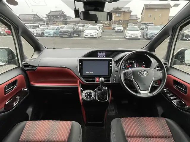 トヨタ ヴォクシー ZS 熊本県 2018(平30)年 2.7万km ホワイトパールクリスタルシャイン 純正ナビ/・AM/FM/CD/DVD/SD/BT/・フルセグTV/バックカメラ/トヨタセーフティセンス/・レーンディパーチャーアラート/・先行車発進お知らせ機能/・横滑り防止機能/・衝突被害軽減システム/・オートマチックハイビーム/クルーズコントロール/オートライト/・LEDライト/・フォグランプ/電動格納ミラー/・ウィンカーミラー/ETC2.0/純正ドライブレコーダー（前方）/MODELISTAフルエアロ/純正後席用モニター/ドアバイザー/純正フロアマット/純正アルミホイール/スマートキー/・スペアキー