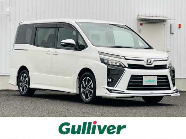 トヨタ ヴォクシー ZS 熊本県 2018(平30)年 2.7万km ホワイトパールクリスタルシャイン 純正ナビ/・AM/FM/CD/DVD/SD/BT/・フルセグTV/バックカメラ/トヨタセーフティセンス/・レーンディパーチャーアラート/・先行車発進お知らせ機能/・横滑り防止機能/・衝突被害軽減システム/・オートマチックハイビーム/クルーズコントロール/オートライト/・LEDライト/・フォグランプ/電動格納ミラー/・ウィンカーミラー/ETC2.0/純正ドライブレコーダー（前方）/MODELISTAフルエアロ/純正後席用モニター/ドアバイザー/純正フロアマット/純正アルミホイール/スマートキー/・スペアキー