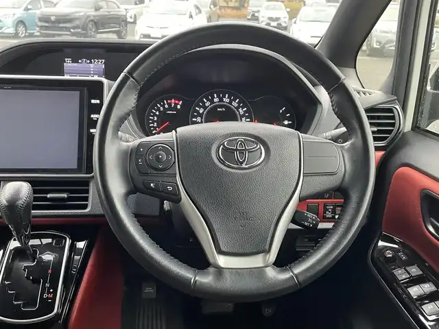 トヨタ ヴォクシー ZS 熊本県 2018(平30)年 2.7万km ホワイトパールクリスタルシャイン 純正ナビ/・AM/FM/CD/DVD/SD/BT/・フルセグTV/バックカメラ/トヨタセーフティセンス/・レーンディパーチャーアラート/・先行車発進お知らせ機能/・横滑り防止機能/・衝突被害軽減システム/・オートマチックハイビーム/クルーズコントロール/オートライト/・LEDライト/・フォグランプ/電動格納ミラー/・ウィンカーミラー/ETC2.0/純正ドライブレコーダー（前方）/MODELISTAフルエアロ/純正後席用モニター/ドアバイザー/純正フロアマット/純正アルミホイール/スマートキー/・スペアキー