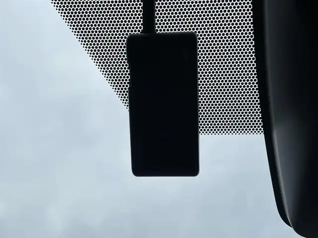 トヨタ ヴォクシー ZS 熊本県 2018(平30)年 2.7万km ホワイトパールクリスタルシャイン 純正ナビ/・AM/FM/CD/DVD/SD/BT/・フルセグTV/バックカメラ/トヨタセーフティセンス/・レーンディパーチャーアラート/・先行車発進お知らせ機能/・横滑り防止機能/・衝突被害軽減システム/・オートマチックハイビーム/クルーズコントロール/オートライト/・LEDライト/・フォグランプ/電動格納ミラー/・ウィンカーミラー/ETC2.0/純正ドライブレコーダー（前方）/MODELISTAフルエアロ/純正後席用モニター/ドアバイザー/純正フロアマット/純正アルミホイール/スマートキー/・スペアキー