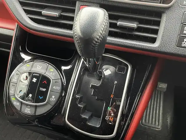 トヨタ ヴォクシー ZS 熊本県 2018(平30)年 2.7万km ホワイトパールクリスタルシャイン 純正ナビ/・AM/FM/CD/DVD/SD/BT/・フルセグTV/バックカメラ/トヨタセーフティセンス/・レーンディパーチャーアラート/・先行車発進お知らせ機能/・横滑り防止機能/・衝突被害軽減システム/・オートマチックハイビーム/クルーズコントロール/オートライト/・LEDライト/・フォグランプ/電動格納ミラー/・ウィンカーミラー/ETC2.0/純正ドライブレコーダー（前方）/MODELISTAフルエアロ/純正後席用モニター/ドアバイザー/純正フロアマット/純正アルミホイール/スマートキー/・スペアキー