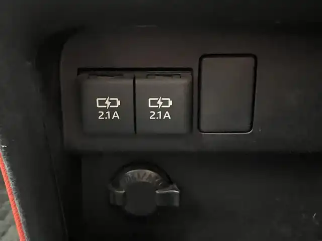 トヨタ ヴォクシー ZS 熊本県 2018(平30)年 2.7万km ホワイトパールクリスタルシャイン 純正ナビ/・AM/FM/CD/DVD/SD/BT/・フルセグTV/バックカメラ/トヨタセーフティセンス/・レーンディパーチャーアラート/・先行車発進お知らせ機能/・横滑り防止機能/・衝突被害軽減システム/・オートマチックハイビーム/クルーズコントロール/オートライト/・LEDライト/・フォグランプ/電動格納ミラー/・ウィンカーミラー/ETC2.0/純正ドライブレコーダー（前方）/MODELISTAフルエアロ/純正後席用モニター/ドアバイザー/純正フロアマット/純正アルミホイール/スマートキー/・スペアキー