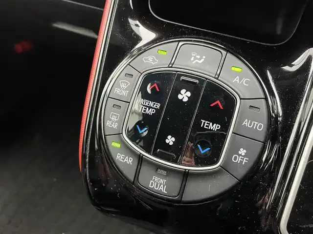 トヨタ ヴォクシー ZS 熊本県 2018(平30)年 2.7万km ホワイトパールクリスタルシャイン 純正ナビ/・AM/FM/CD/DVD/SD/BT/・フルセグTV/バックカメラ/トヨタセーフティセンス/・レーンディパーチャーアラート/・先行車発進お知らせ機能/・横滑り防止機能/・衝突被害軽減システム/・オートマチックハイビーム/クルーズコントロール/オートライト/・LEDライト/・フォグランプ/電動格納ミラー/・ウィンカーミラー/ETC2.0/純正ドライブレコーダー（前方）/MODELISTAフルエアロ/純正後席用モニター/ドアバイザー/純正フロアマット/純正アルミホイール/スマートキー/・スペアキー