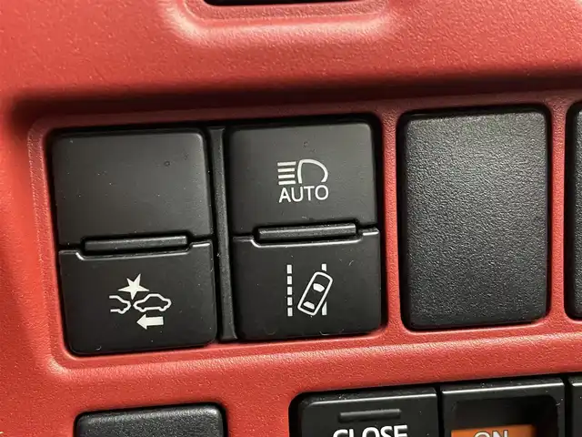 トヨタ ヴォクシー ZS 熊本県 2018(平30)年 2.7万km ホワイトパールクリスタルシャイン 純正ナビ/・AM/FM/CD/DVD/SD/BT/・フルセグTV/バックカメラ/トヨタセーフティセンス/・レーンディパーチャーアラート/・先行車発進お知らせ機能/・横滑り防止機能/・衝突被害軽減システム/・オートマチックハイビーム/クルーズコントロール/オートライト/・LEDライト/・フォグランプ/電動格納ミラー/・ウィンカーミラー/ETC2.0/純正ドライブレコーダー（前方）/MODELISTAフルエアロ/純正後席用モニター/ドアバイザー/純正フロアマット/純正アルミホイール/スマートキー/・スペアキー