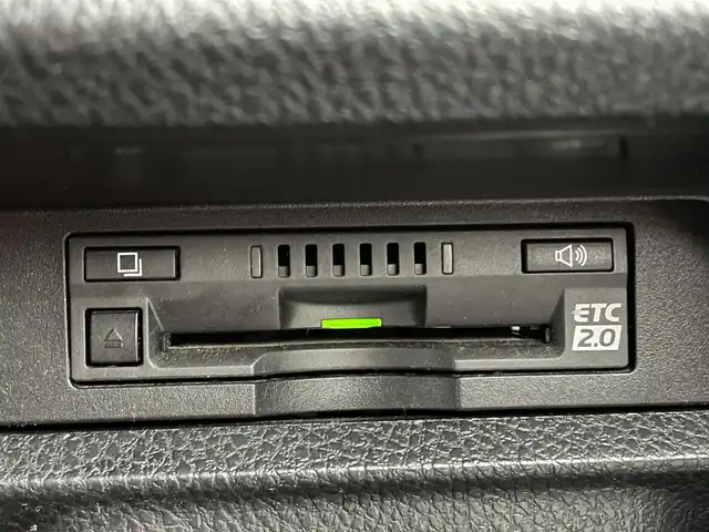 トヨタ ヴォクシー ZS 熊本県 2018(平30)年 2.7万km ホワイトパールクリスタルシャイン 純正ナビ/・AM/FM/CD/DVD/SD/BT/・フルセグTV/バックカメラ/トヨタセーフティセンス/・レーンディパーチャーアラート/・先行車発進お知らせ機能/・横滑り防止機能/・衝突被害軽減システム/・オートマチックハイビーム/クルーズコントロール/オートライト/・LEDライト/・フォグランプ/電動格納ミラー/・ウィンカーミラー/ETC2.0/純正ドライブレコーダー（前方）/MODELISTAフルエアロ/純正後席用モニター/ドアバイザー/純正フロアマット/純正アルミホイール/スマートキー/・スペアキー