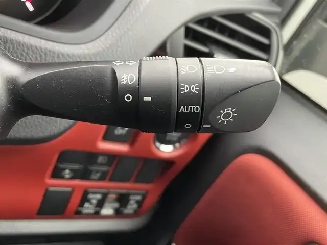 トヨタ ヴォクシー ZS 熊本県 2018(平30)年 2.7万km ホワイトパールクリスタルシャイン 純正ナビ/・AM/FM/CD/DVD/SD/BT/・フルセグTV/バックカメラ/トヨタセーフティセンス/・レーンディパーチャーアラート/・先行車発進お知らせ機能/・横滑り防止機能/・衝突被害軽減システム/・オートマチックハイビーム/クルーズコントロール/オートライト/・LEDライト/・フォグランプ/電動格納ミラー/・ウィンカーミラー/ETC2.0/純正ドライブレコーダー（前方）/MODELISTAフルエアロ/純正後席用モニター/ドアバイザー/純正フロアマット/純正アルミホイール/スマートキー/・スペアキー