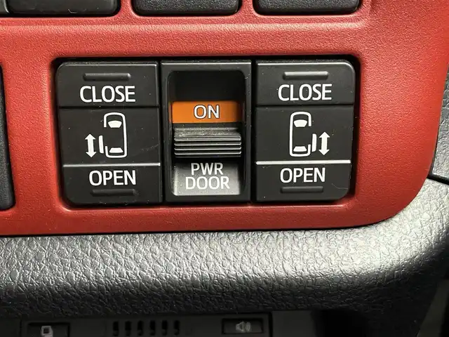 トヨタ ヴォクシー ZS 熊本県 2018(平30)年 2.7万km ホワイトパールクリスタルシャイン 純正ナビ/・AM/FM/CD/DVD/SD/BT/・フルセグTV/バックカメラ/トヨタセーフティセンス/・レーンディパーチャーアラート/・先行車発進お知らせ機能/・横滑り防止機能/・衝突被害軽減システム/・オートマチックハイビーム/クルーズコントロール/オートライト/・LEDライト/・フォグランプ/電動格納ミラー/・ウィンカーミラー/ETC2.0/純正ドライブレコーダー（前方）/MODELISTAフルエアロ/純正後席用モニター/ドアバイザー/純正フロアマット/純正アルミホイール/スマートキー/・スペアキー