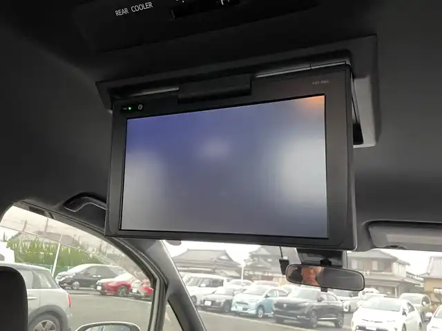 トヨタ ヴォクシー ZS 熊本県 2018(平30)年 2.7万km ホワイトパールクリスタルシャイン 純正ナビ/・AM/FM/CD/DVD/SD/BT/・フルセグTV/バックカメラ/トヨタセーフティセンス/・レーンディパーチャーアラート/・先行車発進お知らせ機能/・横滑り防止機能/・衝突被害軽減システム/・オートマチックハイビーム/クルーズコントロール/オートライト/・LEDライト/・フォグランプ/電動格納ミラー/・ウィンカーミラー/ETC2.0/純正ドライブレコーダー（前方）/MODELISTAフルエアロ/純正後席用モニター/ドアバイザー/純正フロアマット/純正アルミホイール/スマートキー/・スペアキー