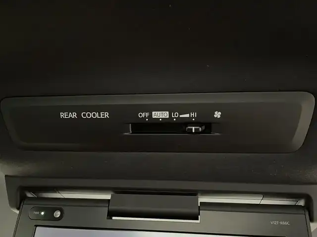 トヨタ ヴォクシー ZS 熊本県 2018(平30)年 2.7万km ホワイトパールクリスタルシャイン 純正ナビ/・AM/FM/CD/DVD/SD/BT/・フルセグTV/バックカメラ/トヨタセーフティセンス/・レーンディパーチャーアラート/・先行車発進お知らせ機能/・横滑り防止機能/・衝突被害軽減システム/・オートマチックハイビーム/クルーズコントロール/オートライト/・LEDライト/・フォグランプ/電動格納ミラー/・ウィンカーミラー/ETC2.0/純正ドライブレコーダー（前方）/MODELISTAフルエアロ/純正後席用モニター/ドアバイザー/純正フロアマット/純正アルミホイール/スマートキー/・スペアキー