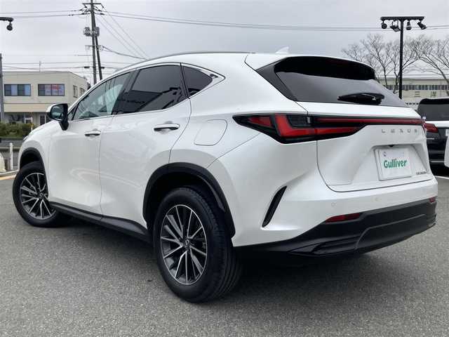 レクサス ＮＸ 350h 鳥取県 2023(令5)年 1.8万km ソニッククォーツ 純正９．８インチナビ/フルセグ/BT/USB/パノラミックビューモニター/ムーンルーフ/ビルトインETC2.0/前後ドライブレコーダー/ムーンルーフ/レザーシート/ベンチレーション/前席パワーシート/全席シートヒーター/レクサスチームメイト/衝突被害軽減システム/ブラインドスポットモニター/レーンディパーチャーアラート/パーキングサポートブレーキ/クリアランスソナー/レーダークルーズ/LEDヘットライト/純正１８インチアルミホイール/パワーバックドア/デジタルインナーミラー/プッシュエンジンスタート