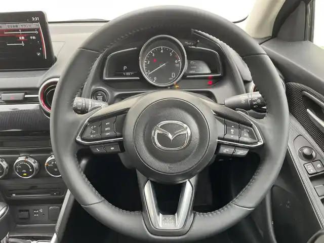 マツダ マツダ２ XD ブラックトーンエディション 茨城県 2022(令4)年 4.2万km ジェットブラックマイカ 改良後モデル/8/8インチナビ/革巻きステアリング/レーダークルーズコントロール/アップルカープレイ/ヘッドアップディスプレイ/BSM/プッシュスタート/フルセグテレビ/ETC/コーナーセンサー/LEDヘッドライト